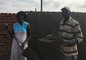 スコップを手にする地元の女性(左)© Masato Fujita/MSF