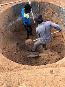 シェルターで使う水タンクの穴を掘る　<br> © MSF