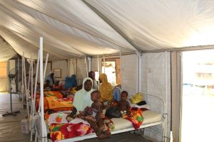 ボルノ州にある小児病院に入院するはしかの患者。<br> ピーク時には70以上のベッドが満床に＝2019年撮影　<br> 🄫 Abdulkareem Yakubu/MSF