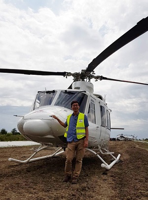 東日本大震災で被災したヘリコプターを前に<br>  © Lee Keung/MSF