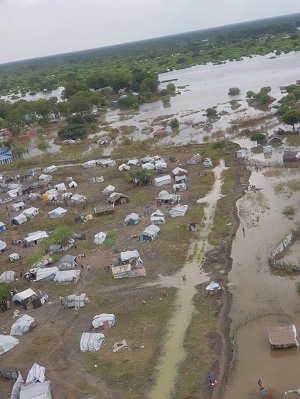 水没したビポールの街。仮設テントができている <br> © Lee Keung/MSF