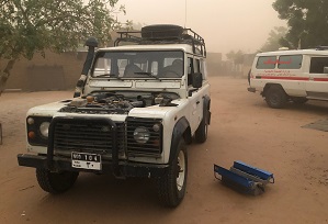 スーダンの活動場所を走っている四輪駆動車 © Yuki Kawauchi/MSF