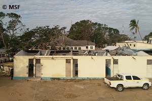 サイクロンで被害を受けた病院　© MSF