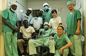 南スーダンで手術室スタッフたちと　© MSF