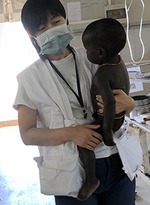 子どもの患者は派遣中の心の支え　© MSF