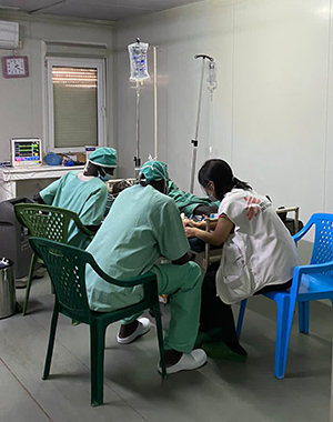 手術後、振り返りながら看護スタッフに教える © MSF
