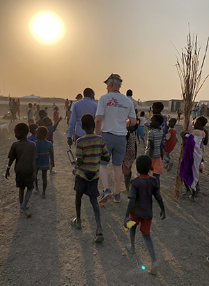 外を歩くとキャンプの子どもたちは興味津々で<br> 着いてくる　© MSF