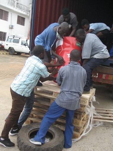 フォークリフトがなく人力での荷下ろし © MSF