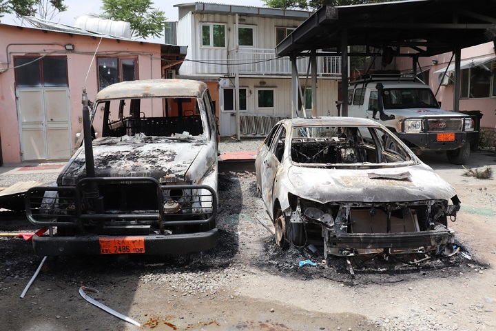 アフガニスタンの病院敷地内で破壊された車両＝2020年　Ⓒ Frederic Bonnot/MSF