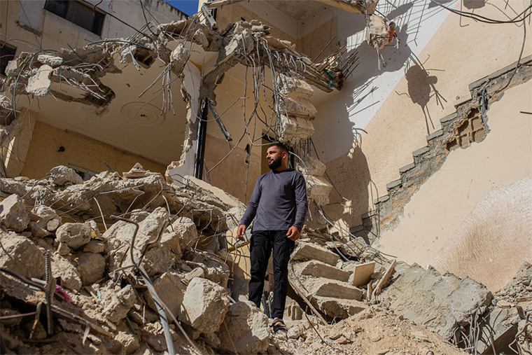 イスラエル軍により破壊された自宅のがれきの中に立つ男性=2024年9月12日 Ⓒ Alexandre Marcou/MSF