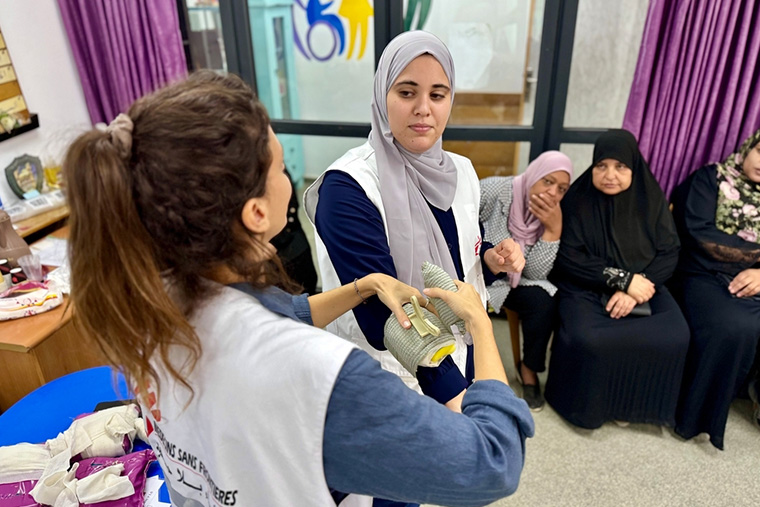 難民キャンプの女性たちに応急処置のやり方を伝える=2024年10月16日 Ⓒ Oday Alshobaki/MSF
