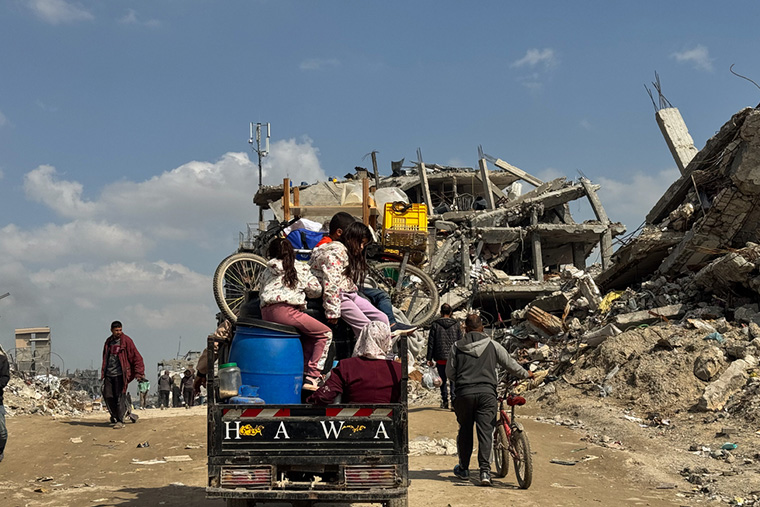 避難先からガザ北部のベイト・ラヒヤへ移動する家族<br> =2025年2月17日 Ⓒ Nour Alsaqqa/MSF
