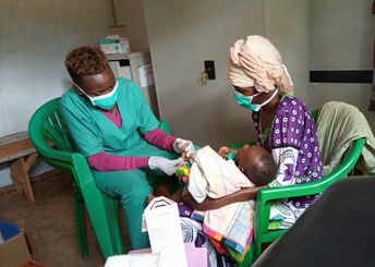 HIV検査を受けるタンザニアの赤ちゃん　© Petro Jengela/MSF