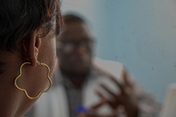 性暴力の被害に遭ったことを<br> MSFスタッフに打ち明けるハイチの女性　© MSF