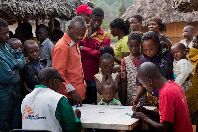 MSFが実施するアフリカ睡眠病の検査に集まったコンゴ民主共和国の人びと　© Marizilda Cruppe