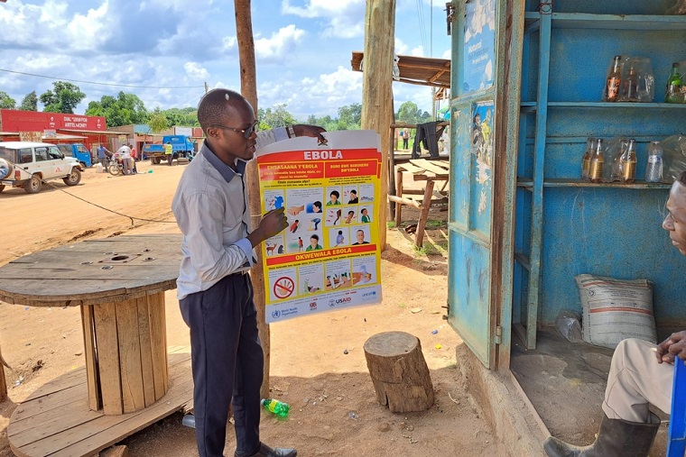 ウガンダで、エボラウイルス病に関する正しい情報を住民に伝えるMSFのヘルスプロモーター　© MSF/Sam Taylor
