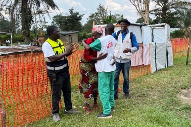 コンゴ民主共和国のエボラ治療センターで、回復し退院する女性（中央左）と抱擁を交わすMSFスタッフら　Ⓒ Sylvie Jonckheere/MSF