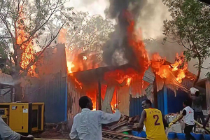 国境なき医師団（MSF）の病院が爆撃を受け、急いで<br> 消火活動に当たる現地スタッフら＝南スーダン北部の<br> オールド・ファンガクで2025年5月3日　© MSF