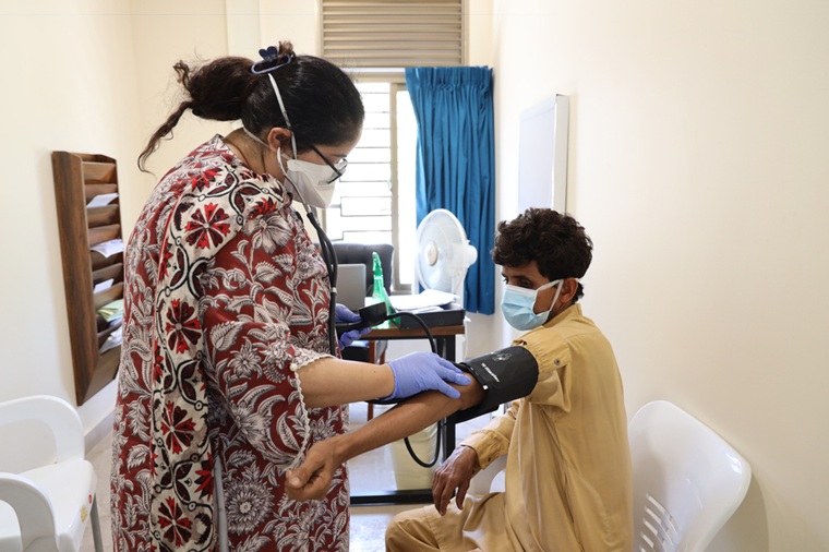 パキスタンの結核診療所で患者を診察するMSFの医師＝2025年4月22日　© Gul Nayab/MSF