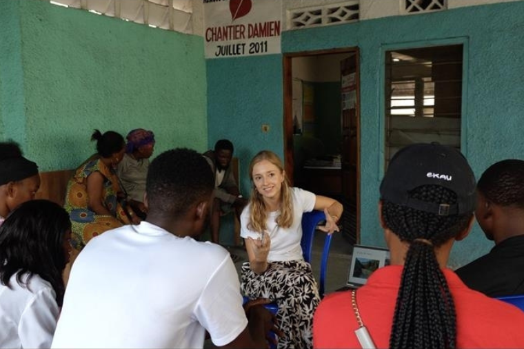 コンゴ民主共和国でHIVに感染した若者が集う「ユースクラブ」。医療機関とも連携しており、治療の継続や精神的な支えとしても機能している　© Emilia Brazy-Nancy