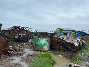 ミャンマー・ラカイン州の国内避難民キャンプ。<br> サイクロン「モカ」に襲われた後も、暴風雨による被害が<br> 各地で起きていた＝2023年6月21日　© MSF