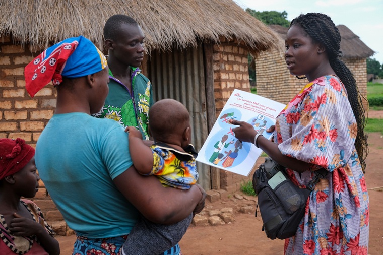 チャドで、マラリアの予防接種について住民に案内するMSFのヘルスプロモーター　© Léa Gillabert/MSF