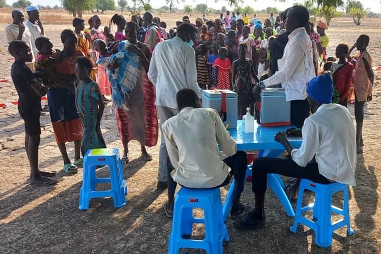 MSFが行うコレラの予防接種に集まる南スーダンの人びと　Ⓒ MSF
