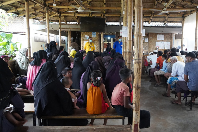 バングラデシュのロヒンギャ難民キャンプにあるMSF診療所で診察を待つ人びと。キャンプでは資金削減により一部の医療施設が閉鎖・縮小され、MSFの施設を訪れる患者が急増している　Ⓒ MSF