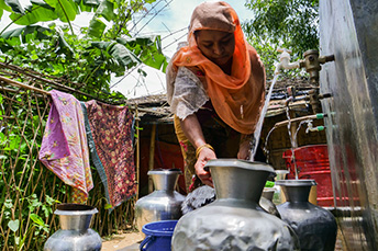 キャンプ内の給水所で水をくむロヒンギャ女性=2022年7月<br> Ⓒ Elizabeth Costa/MSF