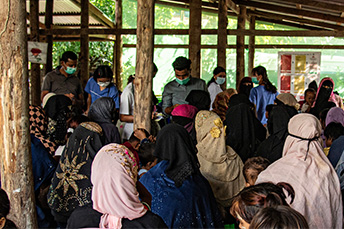 ラカイン州の移動診療に訪れたロヒンギャ女性たち=2023年10月<br> Ⓒ Zoe Bennell/MSF