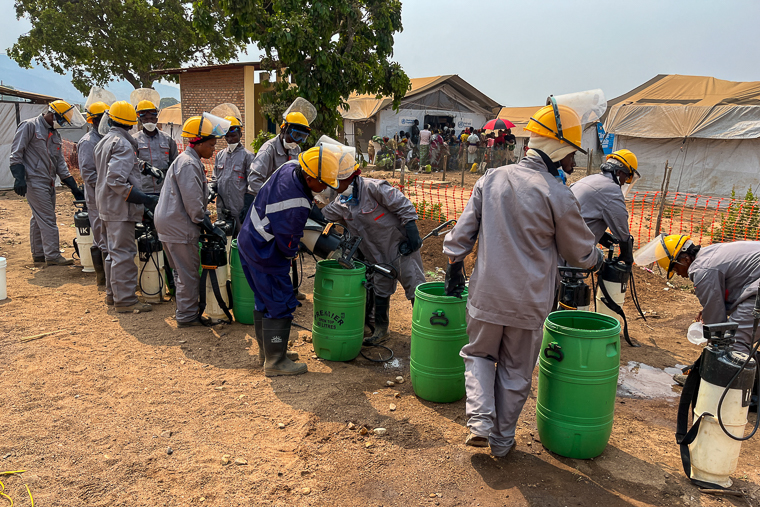 コンゴ民主共和国の難民キャンプではマラリア対策のため殺虫剤を散布している＝2025年8月7日　© Dorine Niyungeko/MSF