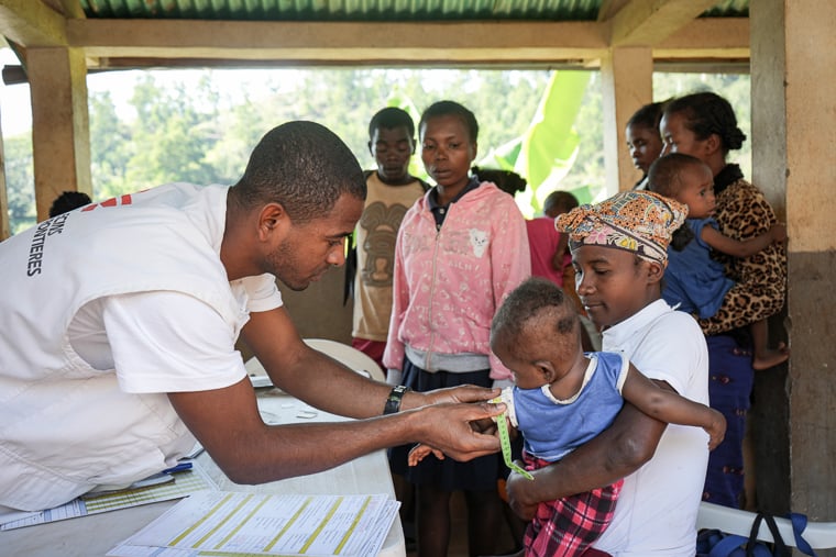 マダガスカル南部で栄養失調の検査を受ける子ども（右）＝2025年10月15日　© Miora Rabearisoa/MSF