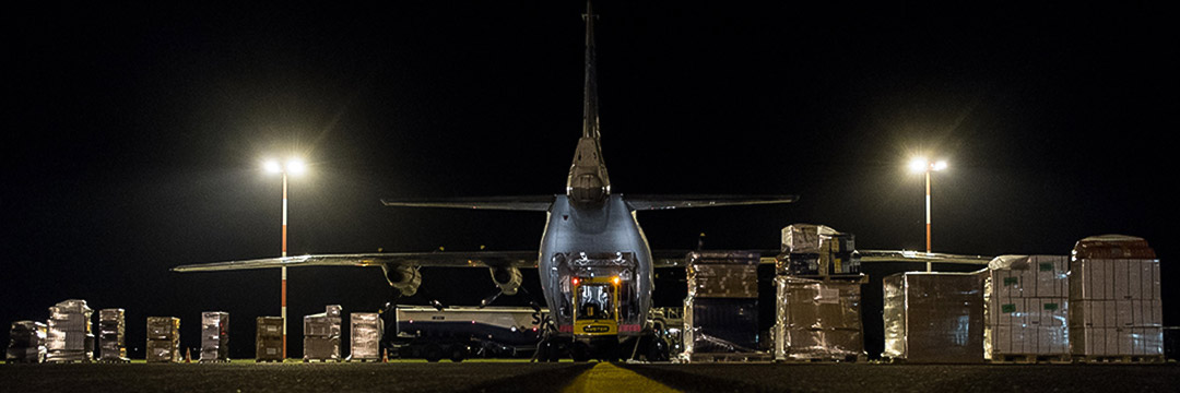 ベルギーのオーステンデ空港で荷積みされるMSFの医療などの物資。ここから、台風30号被災後のフィリピンでの援助活動へと運ばれる＝2013年11月　© Bruno De Cock/MSF