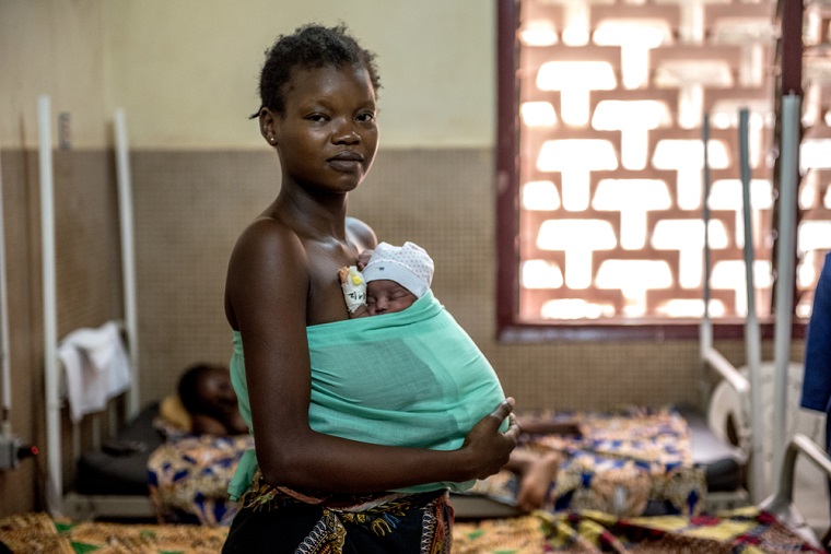 カンガルーマザーケアで赤ちゃんを抱っこする中央アフリカの女性　© Borja Ruiz Rodriguez/MSF