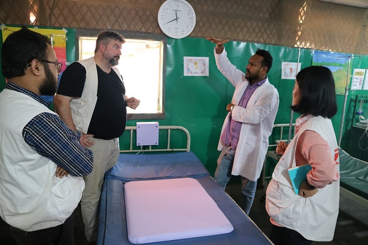 ゴヤルマラ病院の救急処置室で医師から話を聞くプレステロ（左から2人目）　© MSF