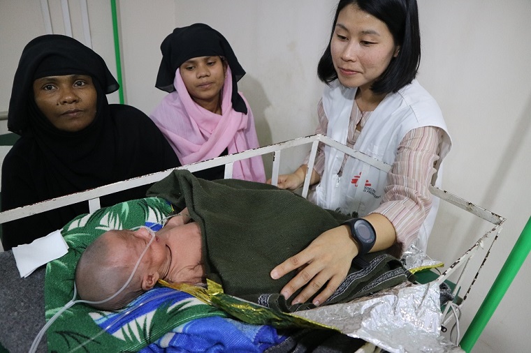 低体温の状態で新生児集中治療室に運ばれた生後22日の赤ちゃん　治療を受け回復した（バングラデシュ　ゴヤルマラ母子病院）　© MSF