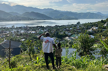 丘の上からキブ湖を眺めるMSFのスタッフと子ども<br> © Igor Barbero/MSF