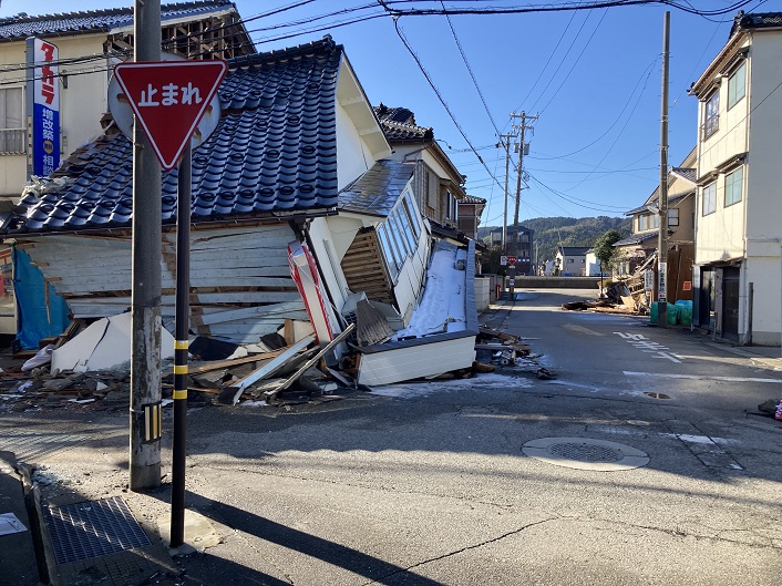 輪島市内の倒壊した家屋=2024年1月17日 © MSF