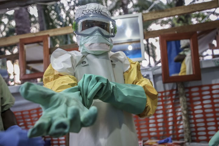 マンギナの診療所でエボラ対応の準備をするMSFの衛生専門家　© Carl Theunis/MSF