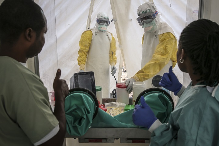 マンギナの診療所で活動するMSFスタッフ　© Carl Theunis/MSF
