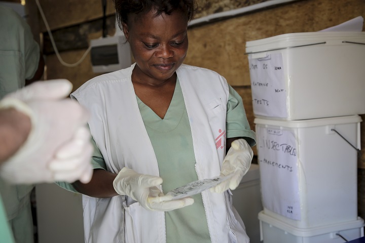 開発中の薬を使った治療がガイドラインに則って行われている　© Carl Theunis/MSF