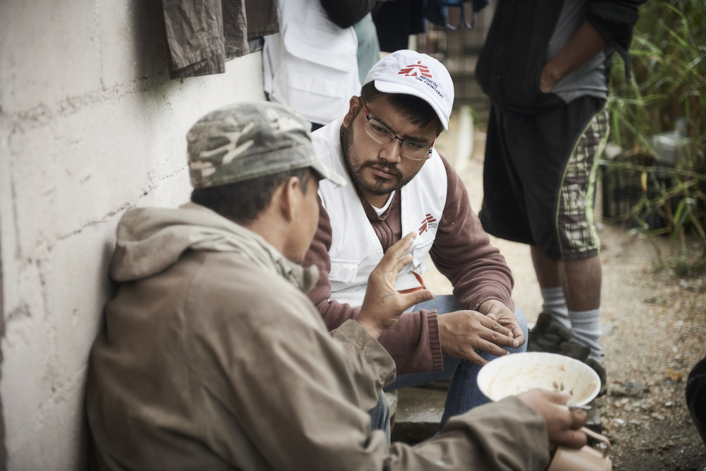 メキシコ南部にたどり着き、これから北を目指すという男性の話しを聞くMSFスタッフ（2018年11月撮影）© Christina Simons