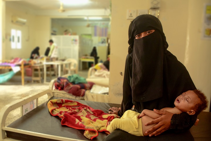 アブスでMSFが支援する病院で治療を受ける母子　© Mohammed Almahdi MSF