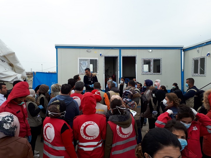 到着した人びとを受け入れトリアージするMSFチーム　© MSF