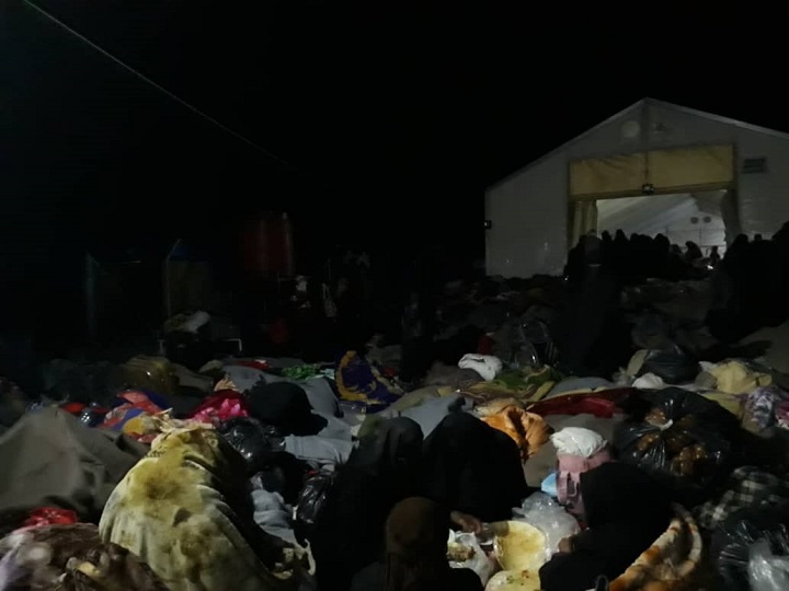 2月に新しくキャンプに到着した避難民は、場所が足りず、雨の野外で過ごした　© MSF