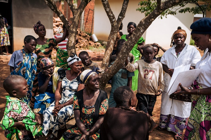 地域の住民にエボラに関する健康教育をし、信頼関係を築く　© Alexis Huguet