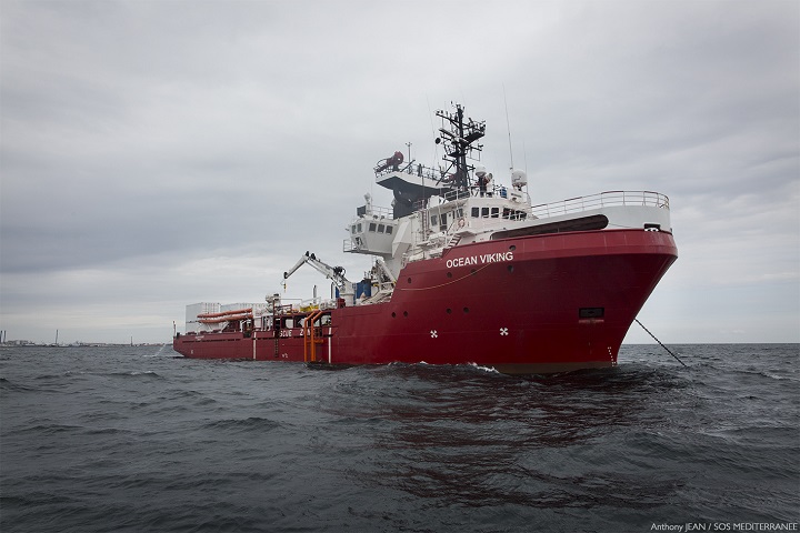 MSFと市民団体「SOSメディテラネ」が共同運航する「オーシャン・バイキング」号