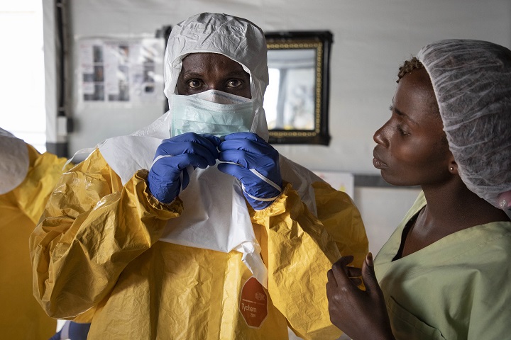 イトゥリ州ブニアの一時受け入れ施設で防護服を着る医療スタッフ　© Pablo Garrigos/MSF