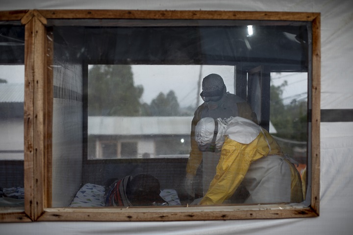 感染疑いのある患者の様子を見るMSFスタッフ　© Pablo Garrigos/MSF