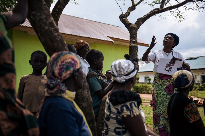 北キブ州の診療所で地域住民にエボラについて話すスタッフ　© Alexis Huguet